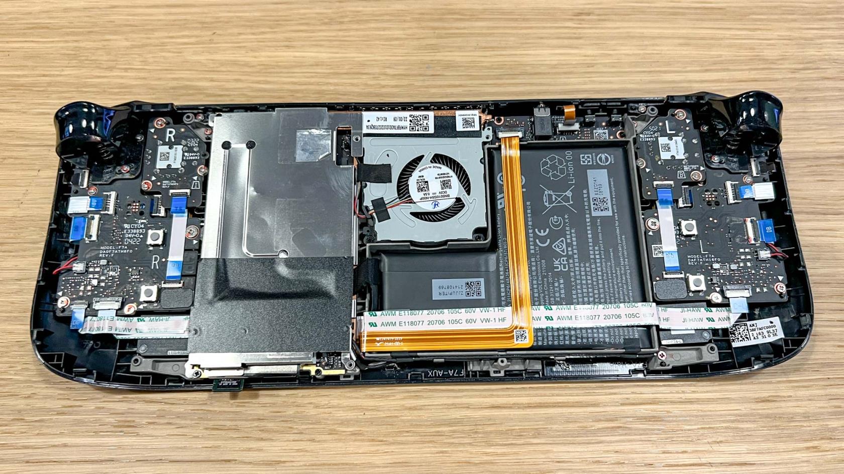 SteamデッキにSSDを取り付ける方法