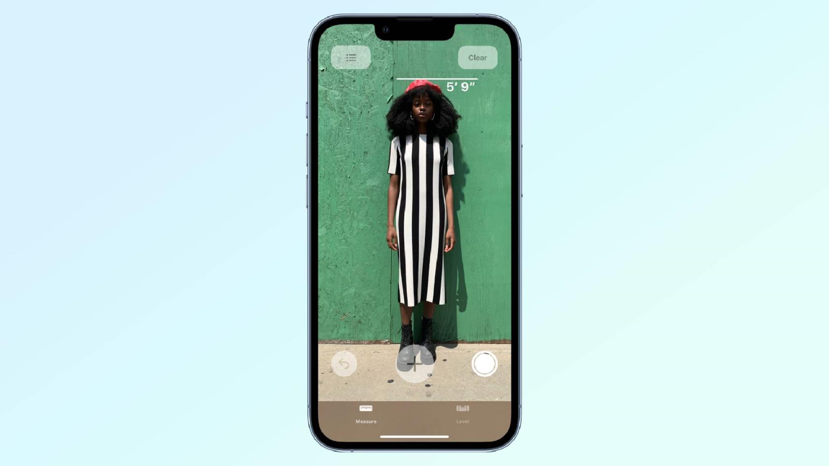 この iPhone のトリックを使えば、誰かの身長を即座に測ることができます。その方法は次のとおりです。