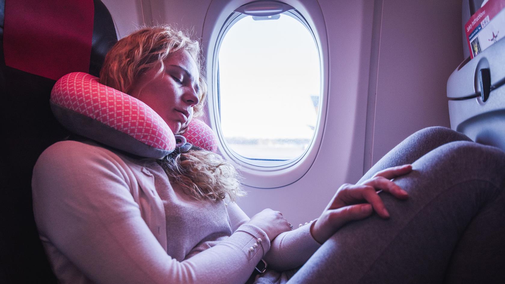 飛行機内でよりよく眠るための 10 のヒント