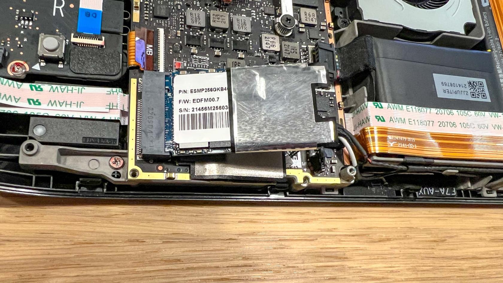 SteamデッキにSSDを取り付ける方法