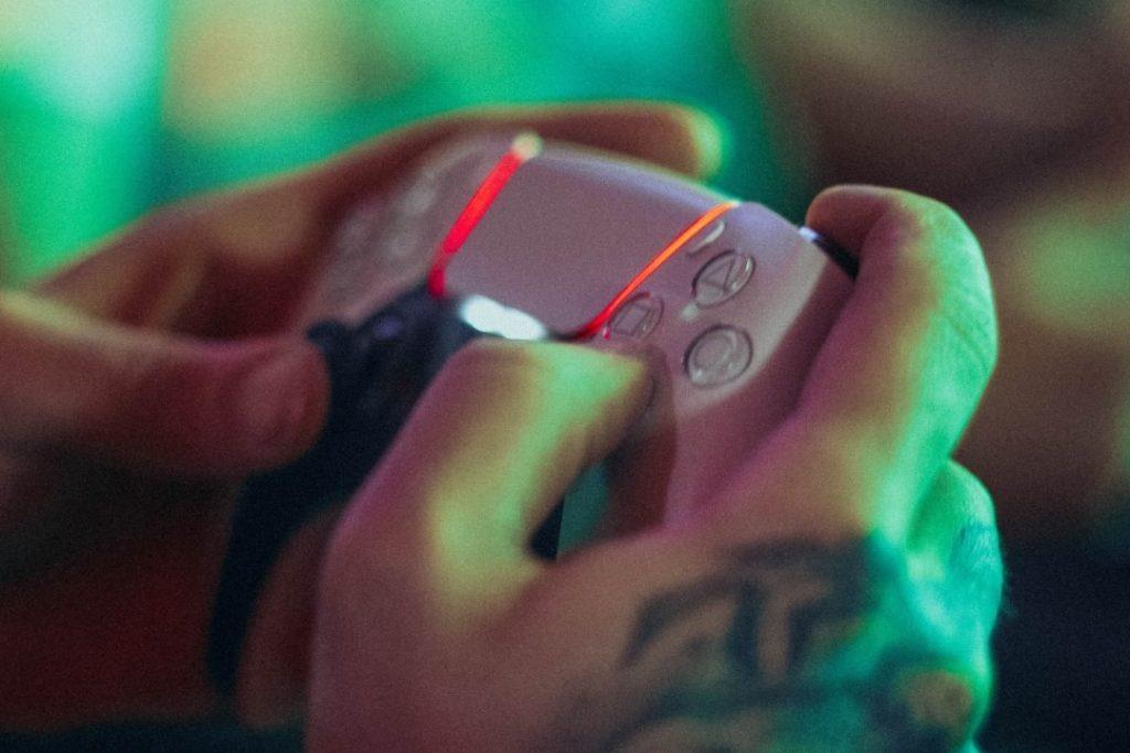 PS5コントローラーのライトの色は何を意味しますか