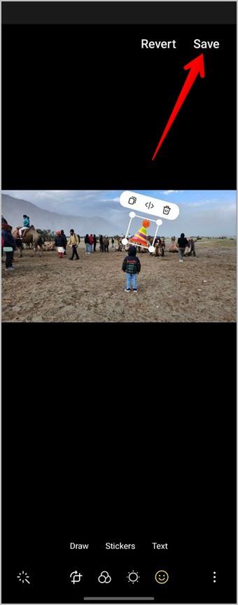 iPhone、Android、オンラインで写真に誕生日の帽子を追加する方法